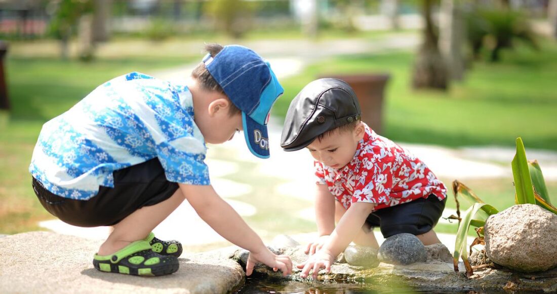 Аққұбалардың қызғылт жолақтары Порно видео: Қоғамдық көлікте мүшеге тиісу